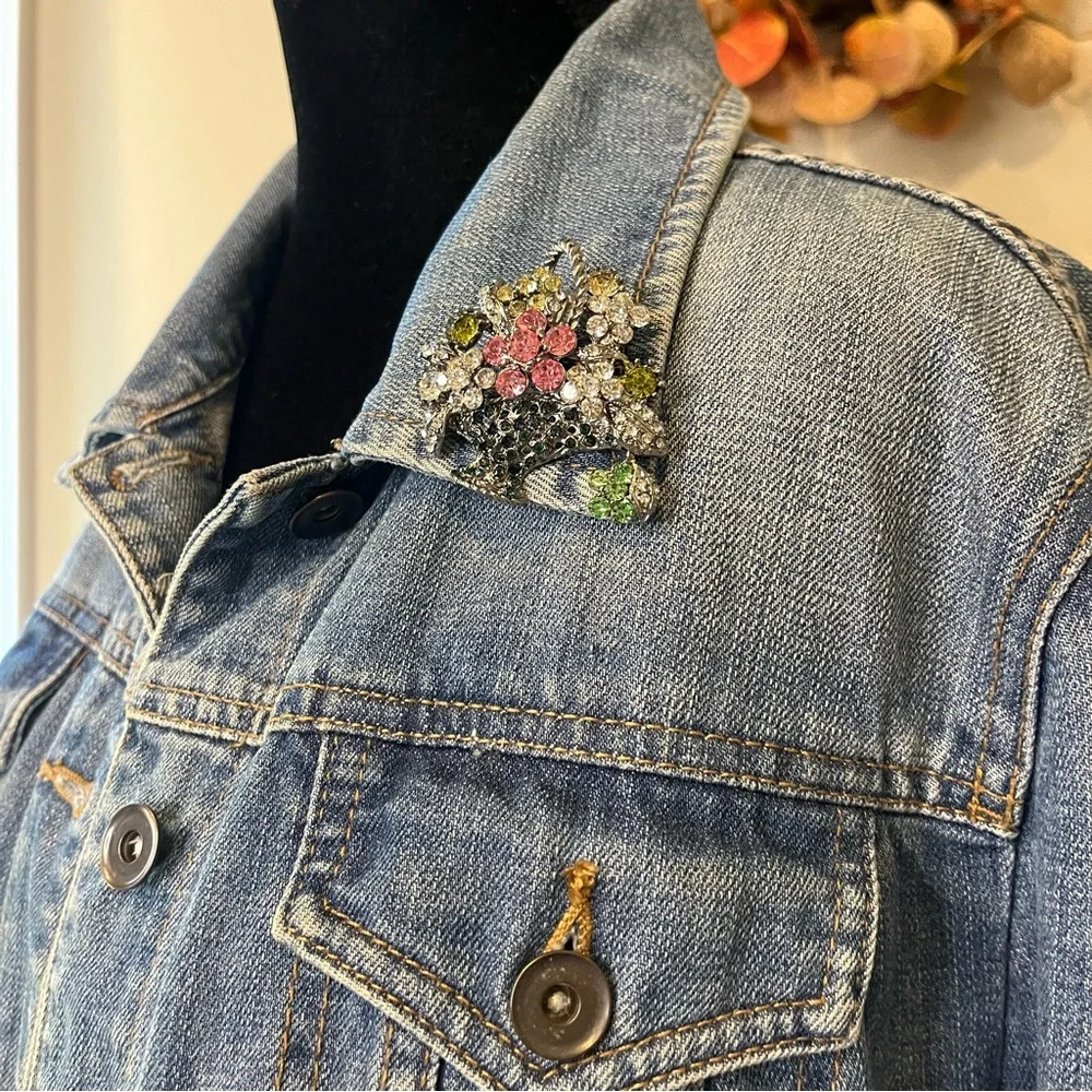 Vintage-Style Flower Basket Brooch Pin, Rhinestone Bouquet - Picture 6 of 7